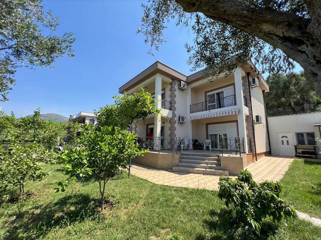 Two story house with a stunning view and a large plot in Bar, Tomba.